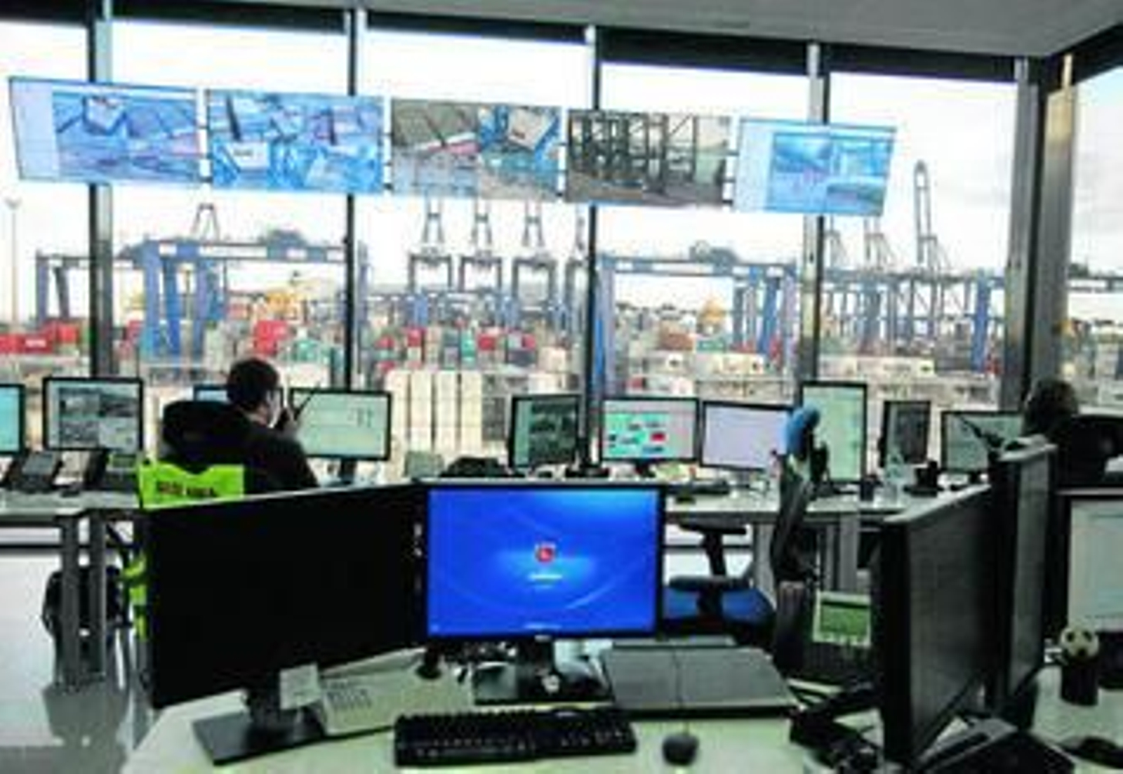 La torre de control de Total Terminal International Algeciras, en una imagen reciente.