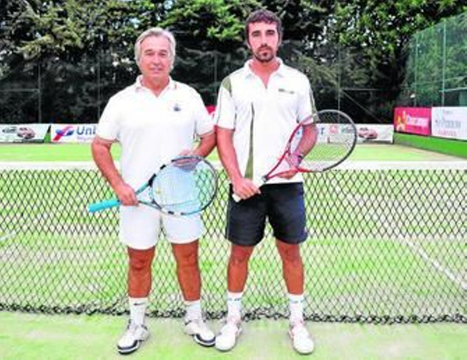 Ramón Romero (izda.) y Javier Cuevas, antes de empezar la final en la pista del Hotel Jerez.