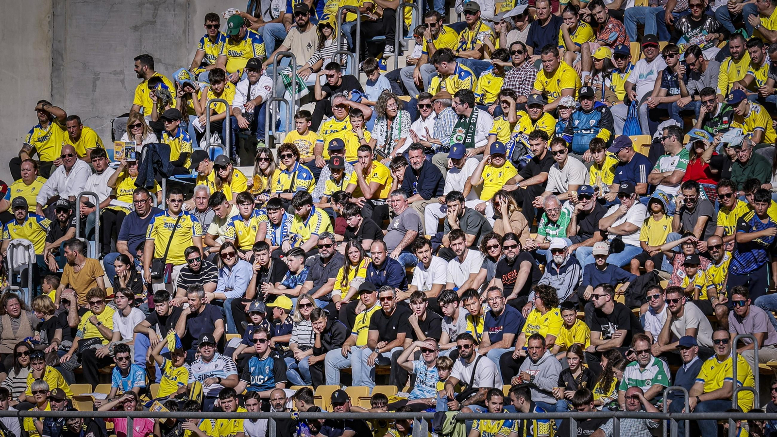 Búscate entre las imágenes del partido de fútbol Cádiz CF - Racing de Santander