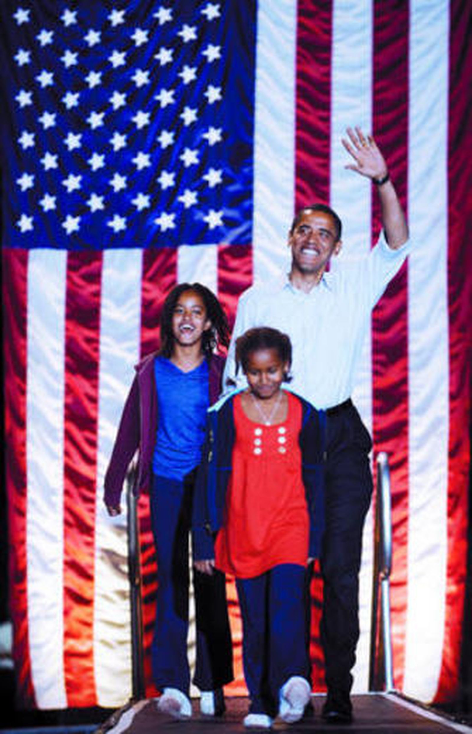 Obama y sus dos hijas, Sasha y Malia, ayer en el estadio JFK de Springfield, Missouri.
