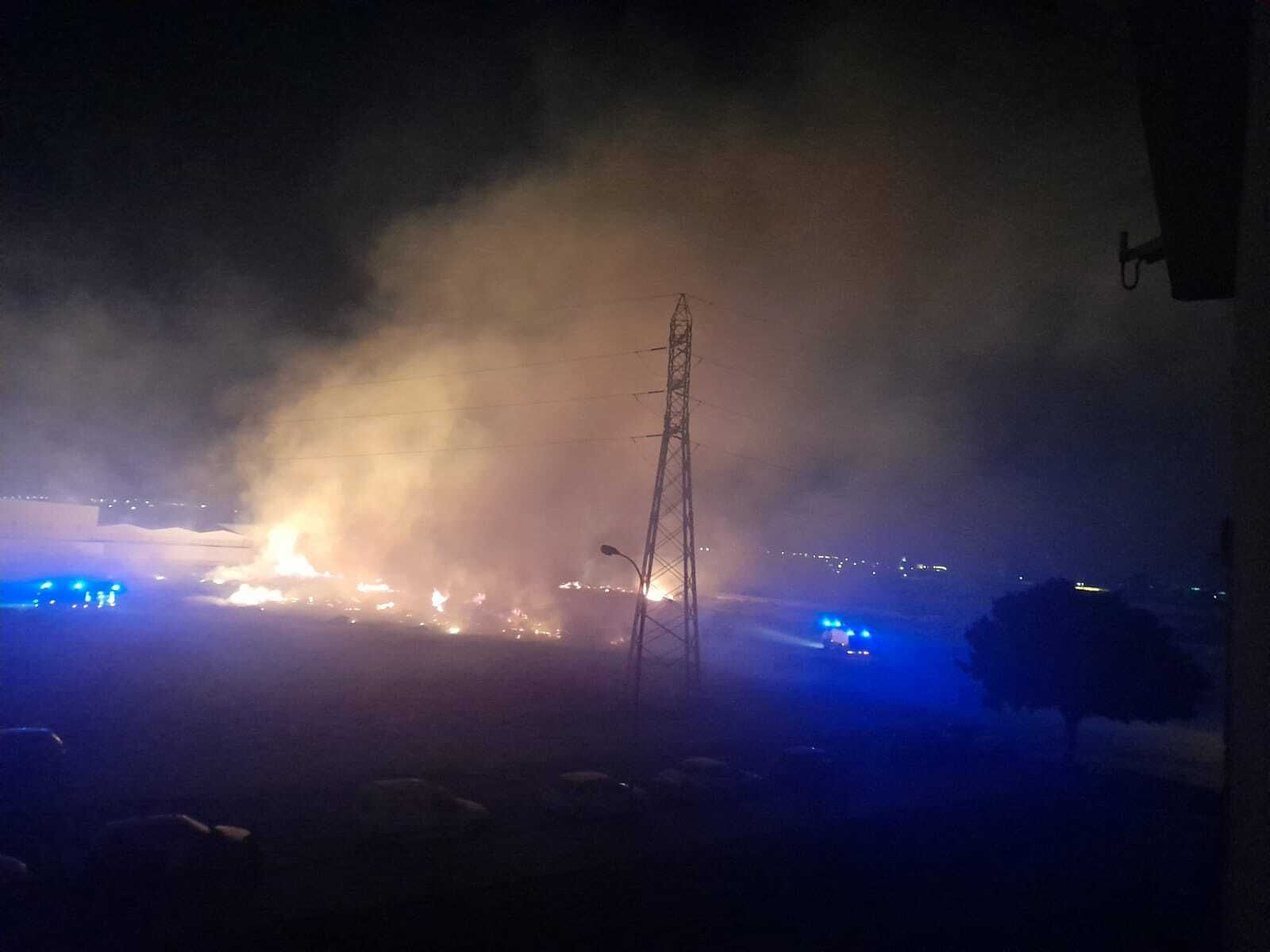 Incendio en el vertedero de El Puche, cerca del polígono industrial