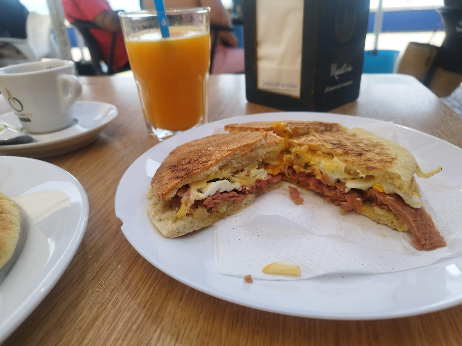 Desayuno en la heladería Venezia, en Getares.