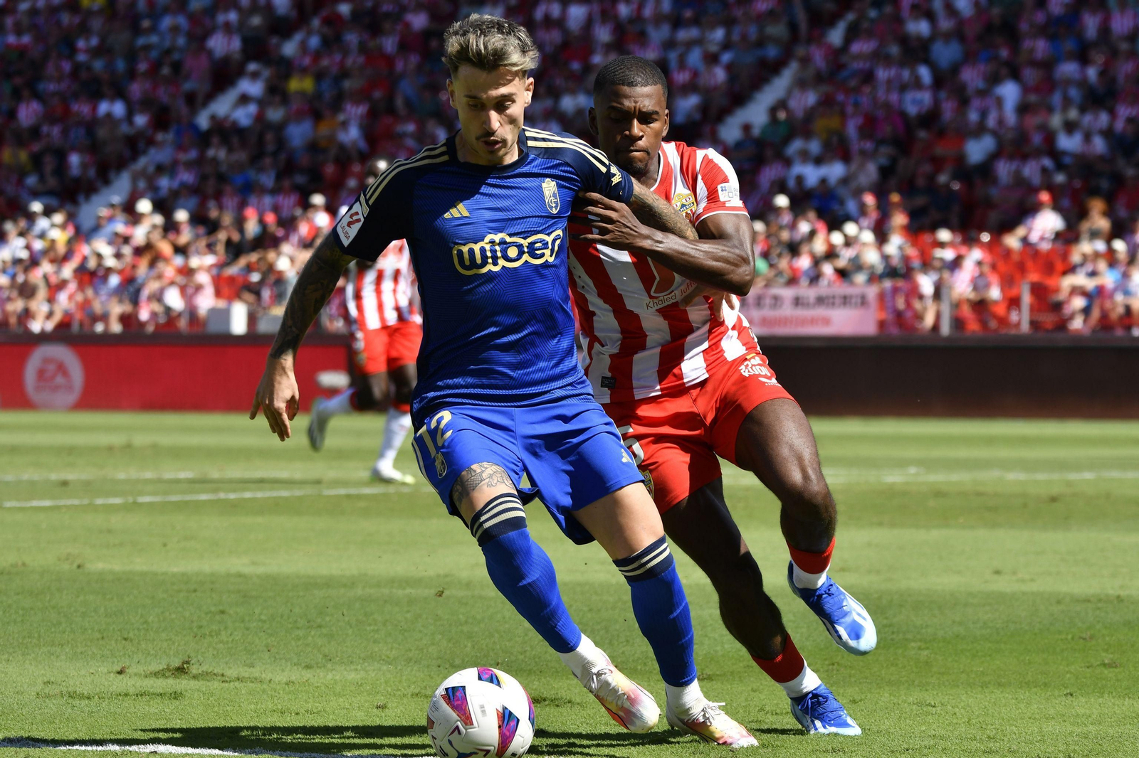 Ricard protege el balón en el partido ante el Almería