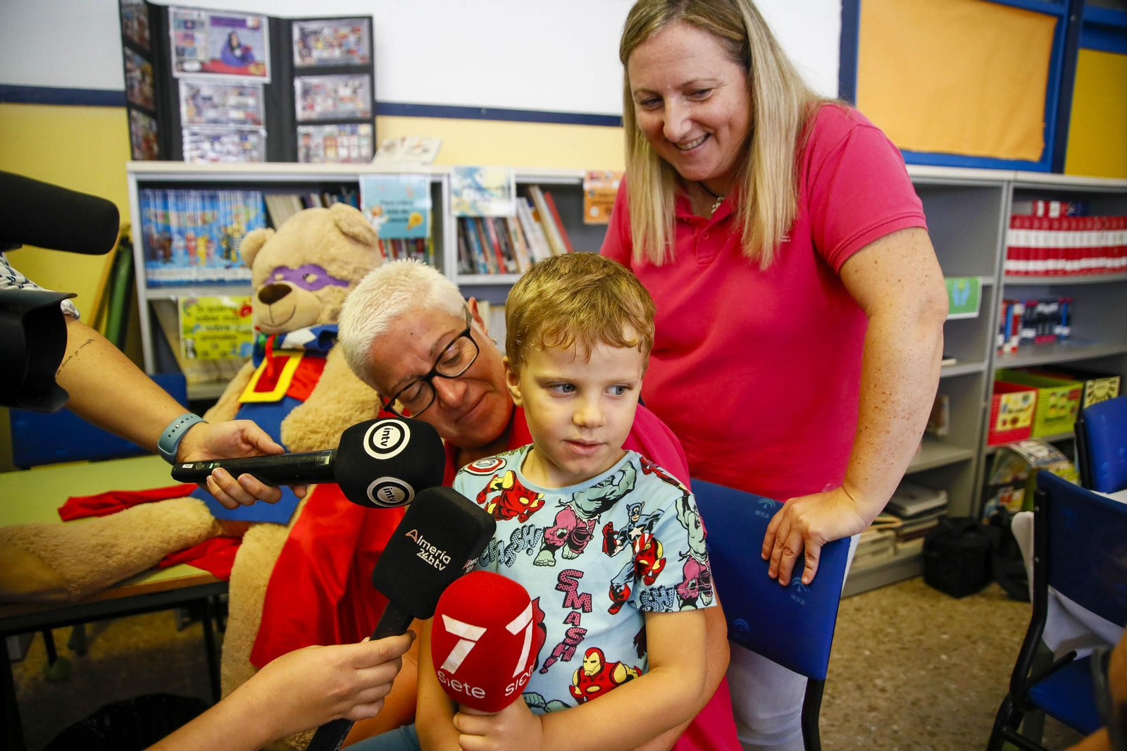 Las imágenes de la campaña de vacunación antigripal a los niños en el CEIP Adela Díaz de Almería