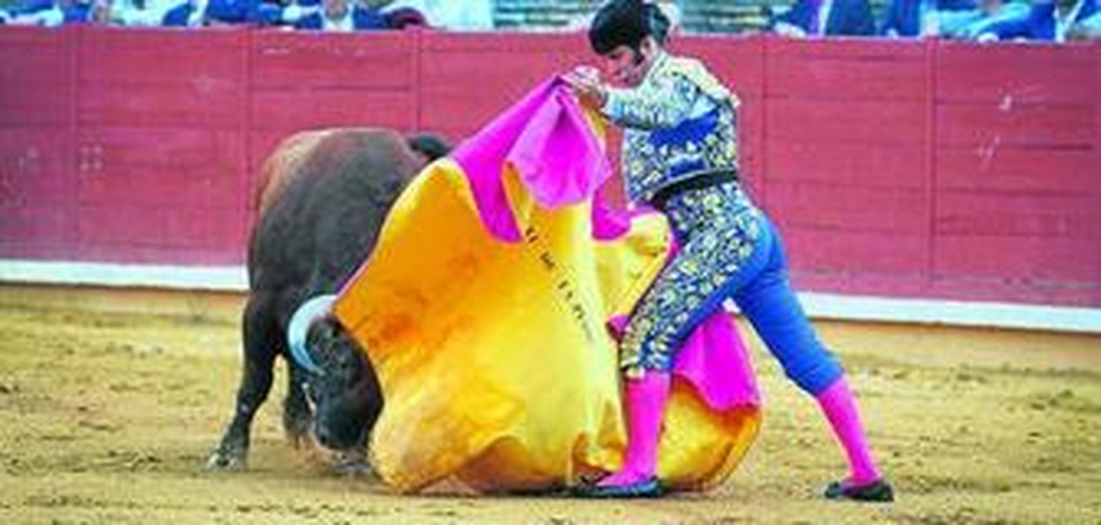 Morante de la Puebla, en el recibo de capa a uno de sus toros.