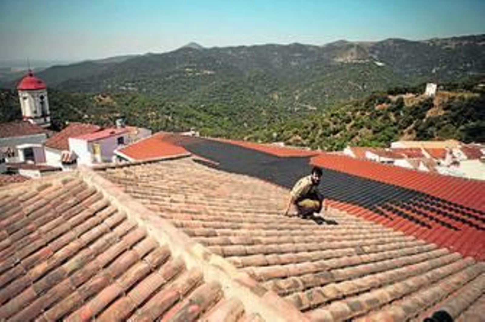 'Sombra de águila' obra de Juan Zamora, en un tejado de Genalguacil.