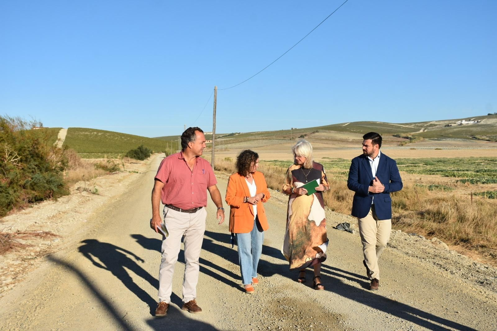 Mercedes Colombo, con Susana Sánchez, Francisco Moreno y un técnico en el camino de Macharnudo Bajo.