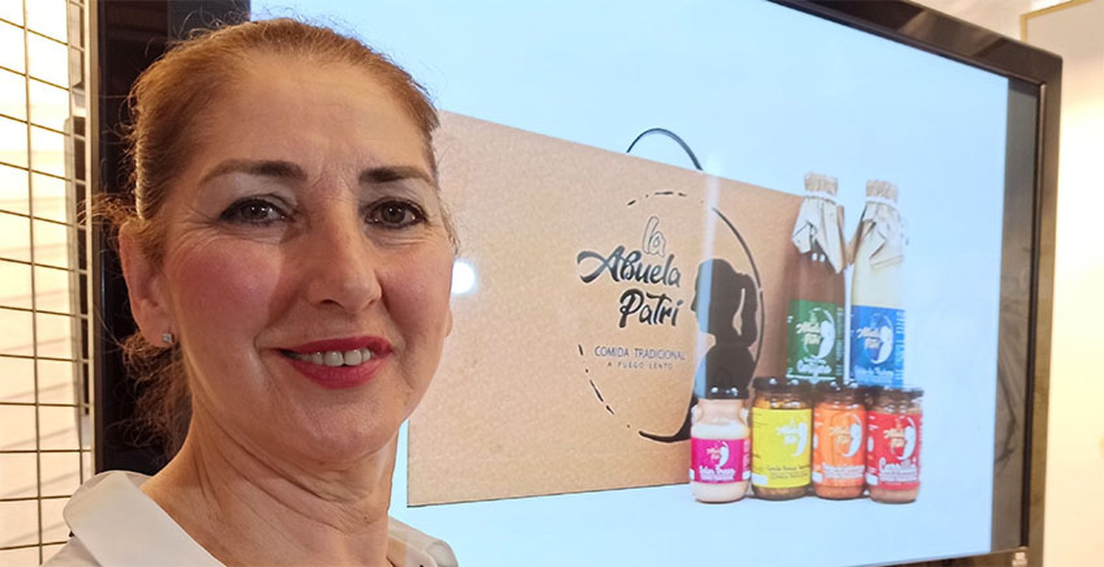 Patricia Ponce, la abuela Patri, junto a los productos que llevan su nombre.