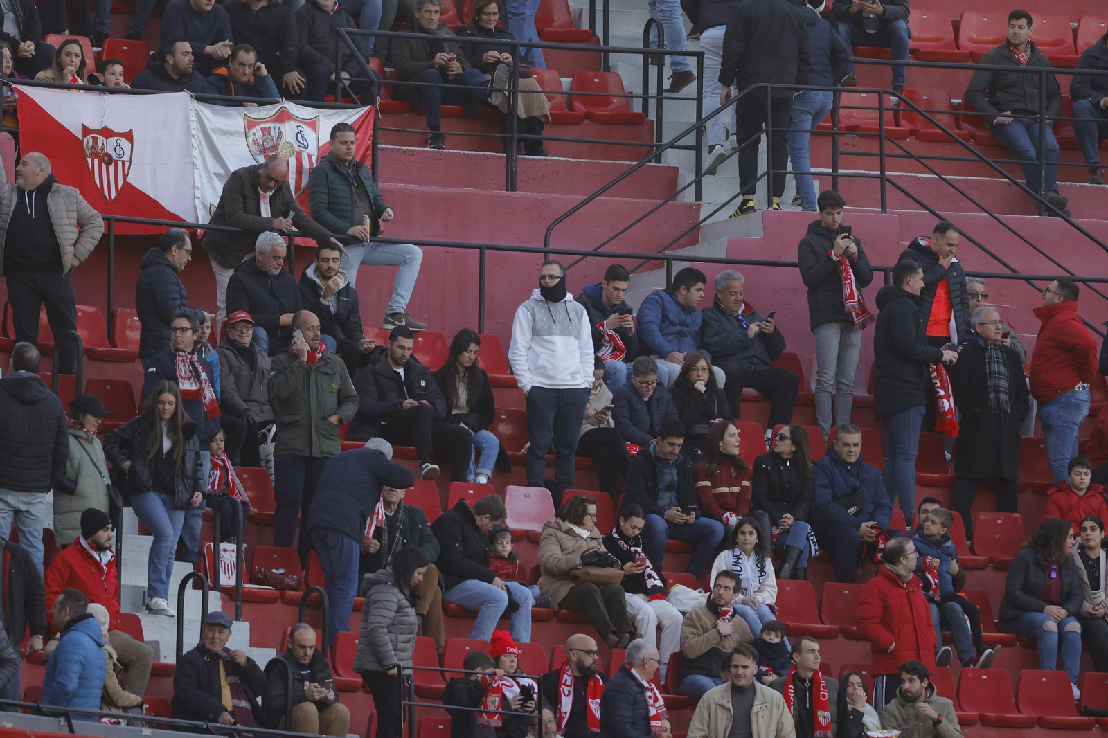 Búscate en las fotos del Sevilla-Elche