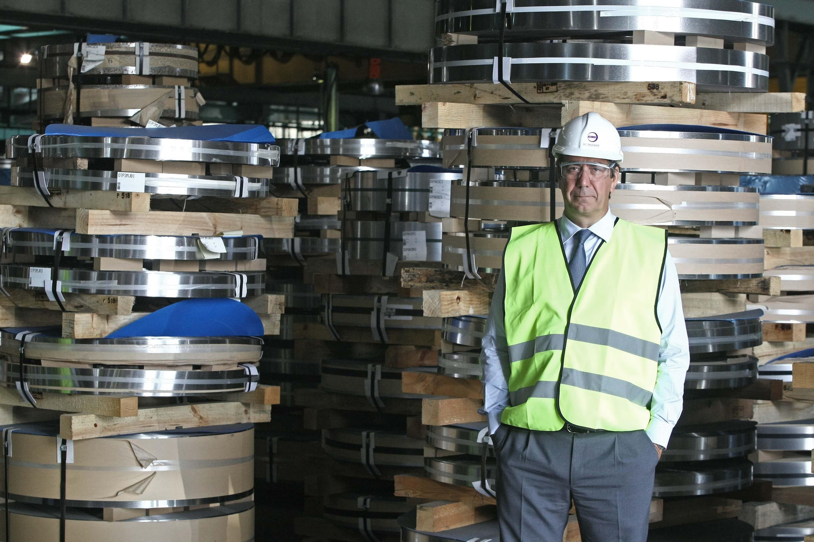 El consejero delegado de Acerinox, Bernardo Velázquez, junto a algunos de los rollos de acero inoxidable.
