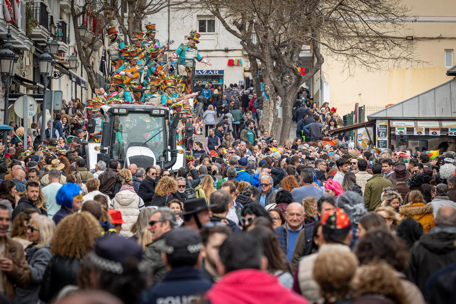 Imágenes del lunes de coros e ilegales del Carnaval de Cádiz 2023