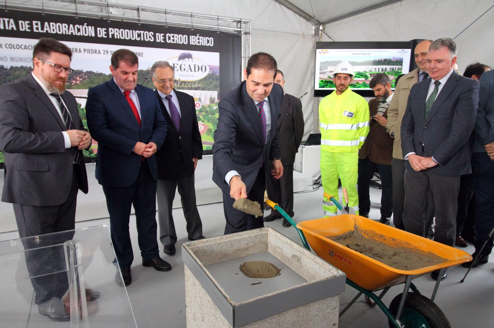 Imágenes de la colocación de la primera piedra de la planta de ElPozo en Jabugo.