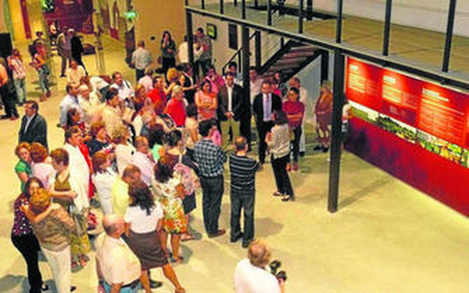 Los visitantes reciben explicaciones de la responsable del museo.