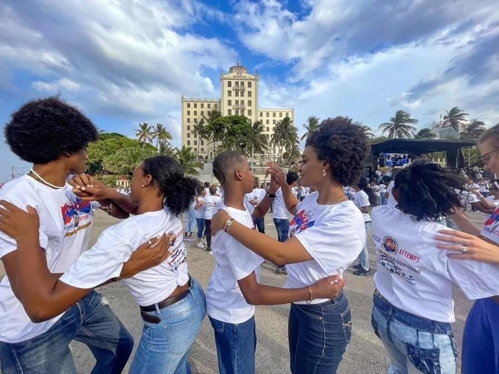 Fotografía de archivo de un grupo de jóvenes bailando en el malecón de La Habana.