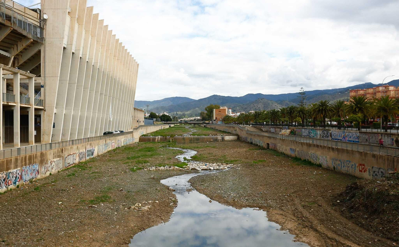 riachuelo en el cauce del Gudalmedina.