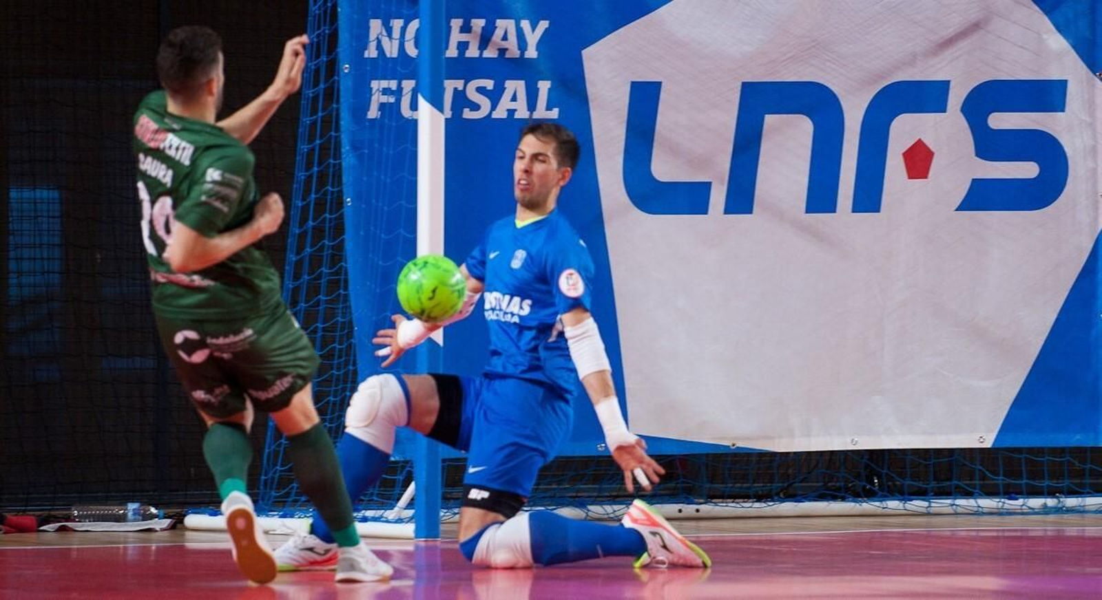 Saura se topa con el meta de Industrias Santa Coloma en la culminación de una contra.