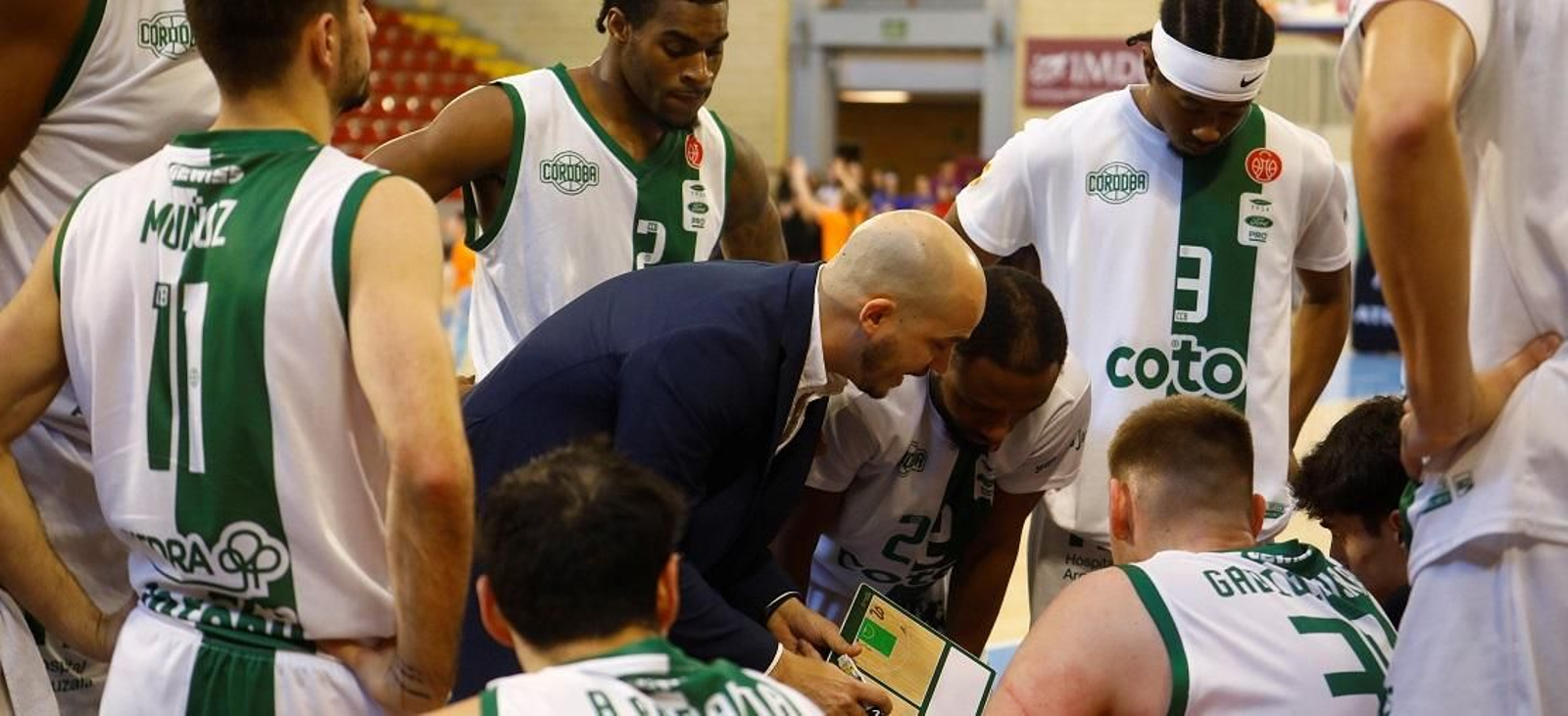 Nacho Pastor da órdenes durante un tiempo muerto de un partido del curso pasado.
