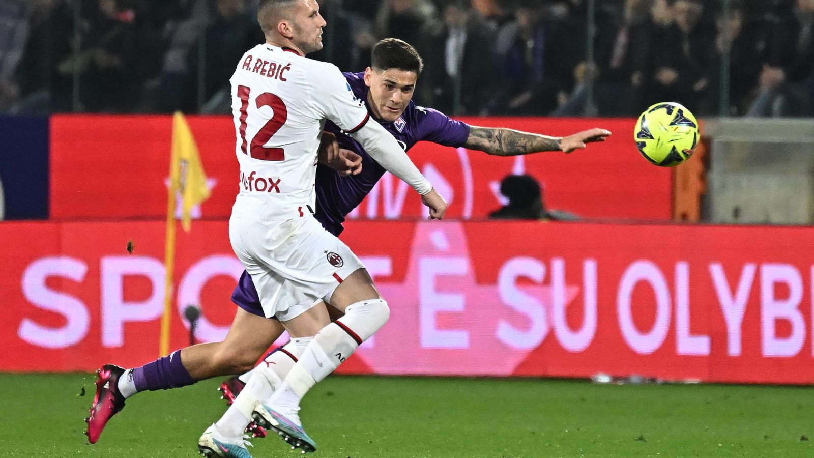 Martínez Quarta intenta frenar a Rebic en un Fiorentina-Milan.