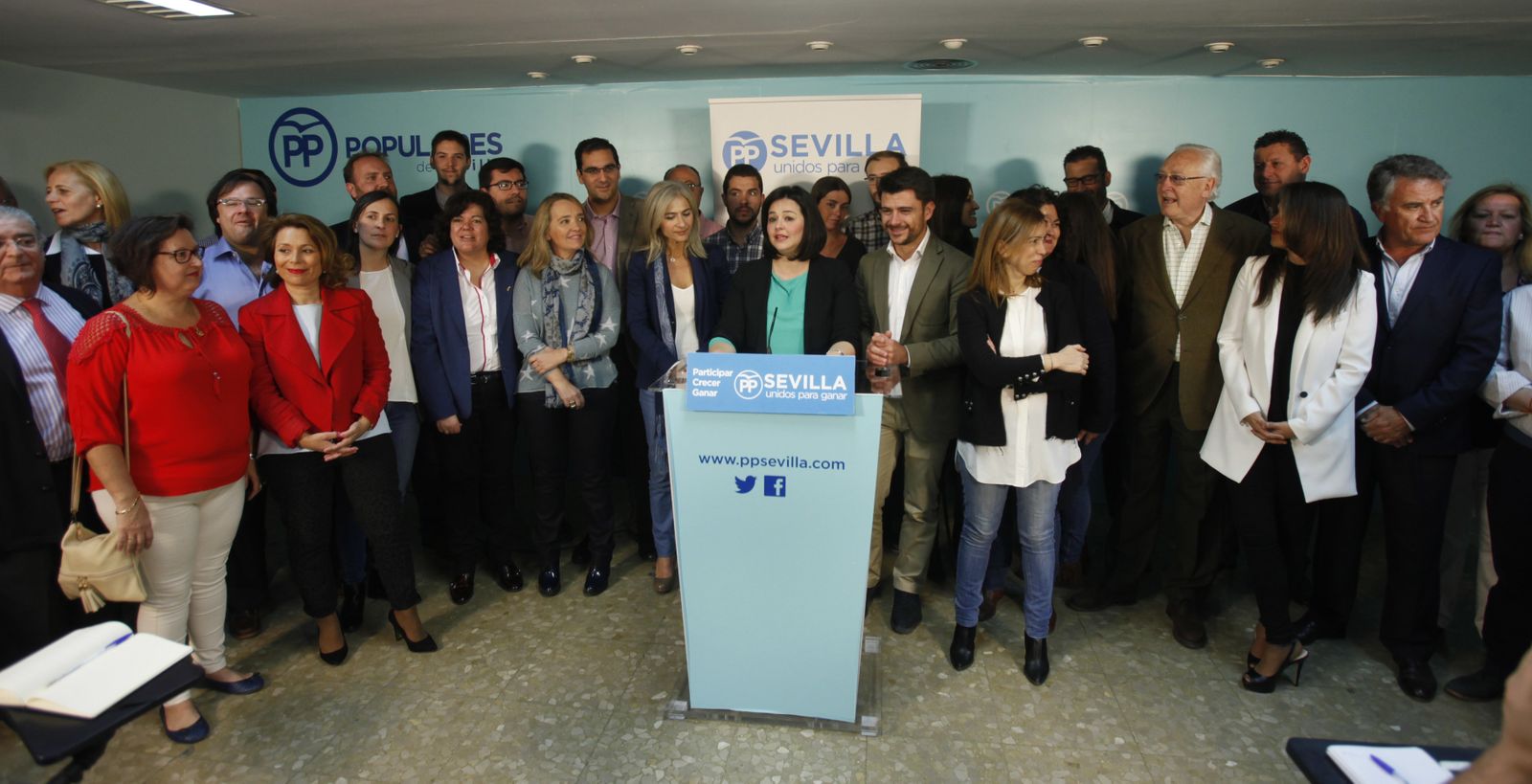 Virginia Pérez, en el centro, durante la presentación de su candidatura a presidir el PP de Sevilla.