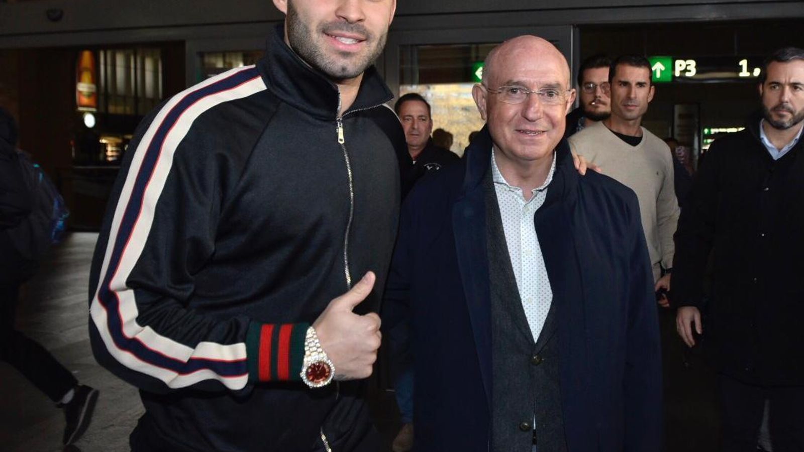 Jesé posa con Serra Ferrer en Santa Justa.
