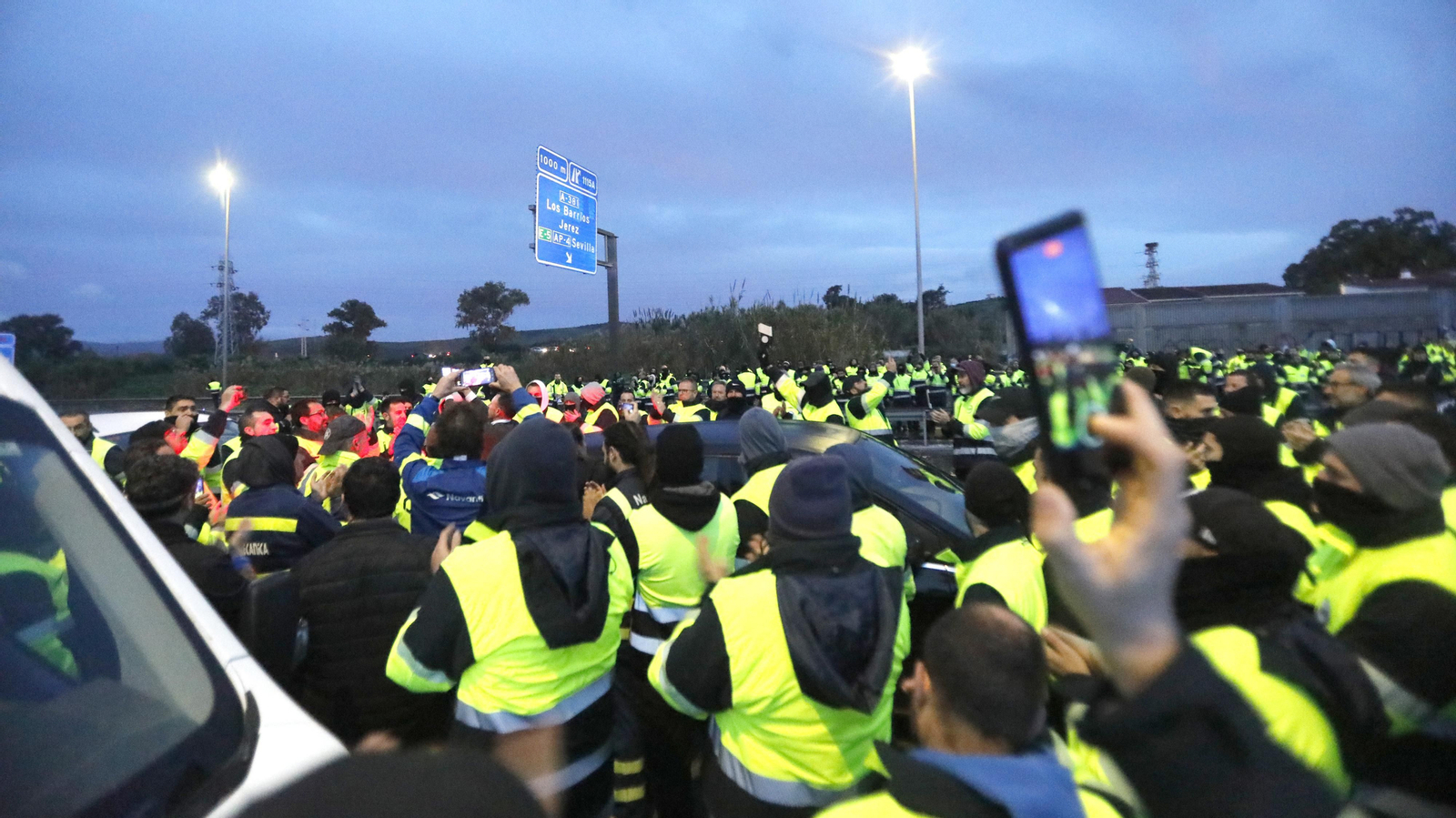 Imágenes del corte de la A-7 por los trabajadores de Acerinox en huelga, este viernes