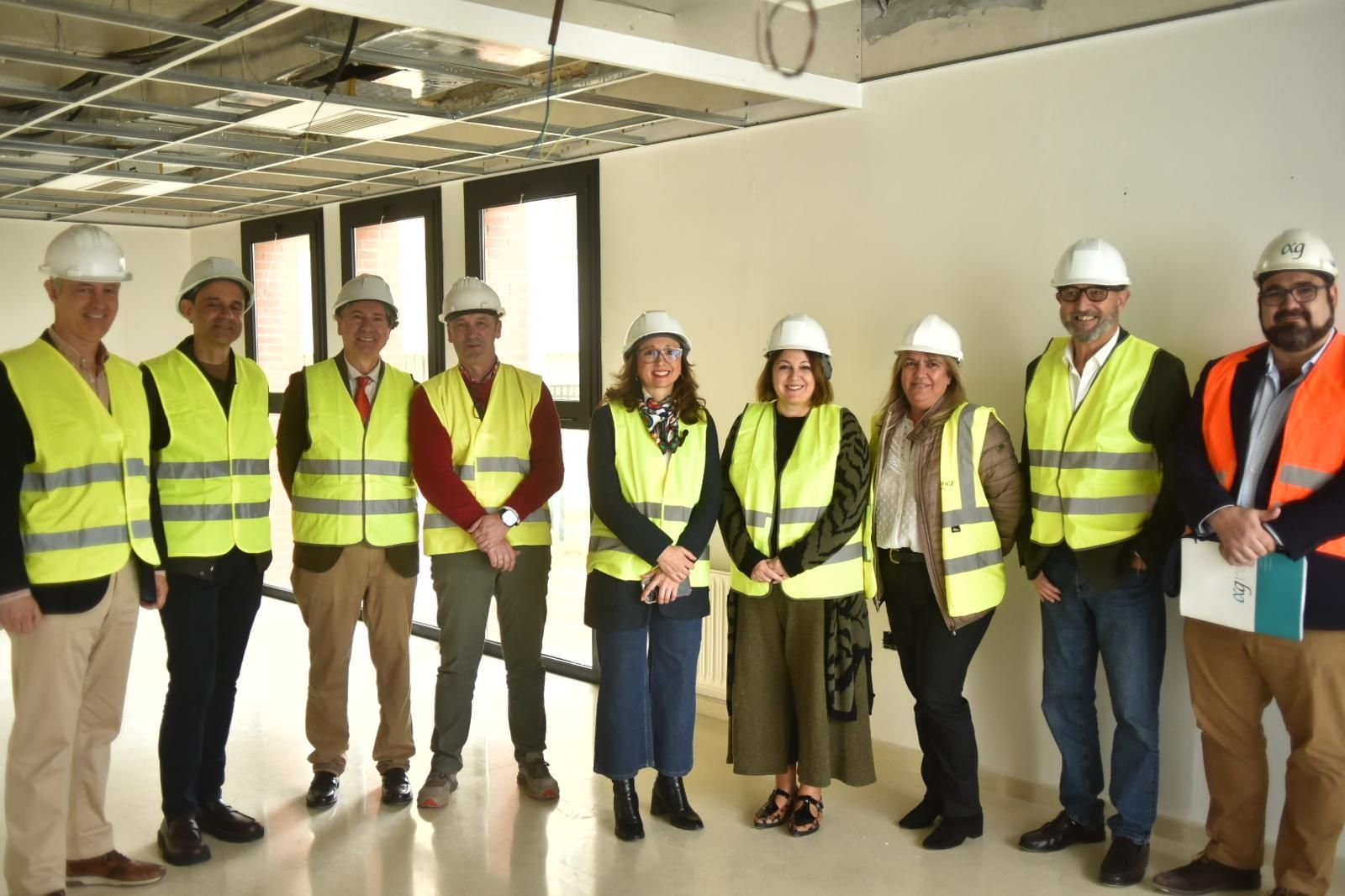 Autoridades de la Junta de Andalucía y del Ayuntamiento de Algarrobo en las obras del nuevo centro de salud de Algarrobo Costa.
