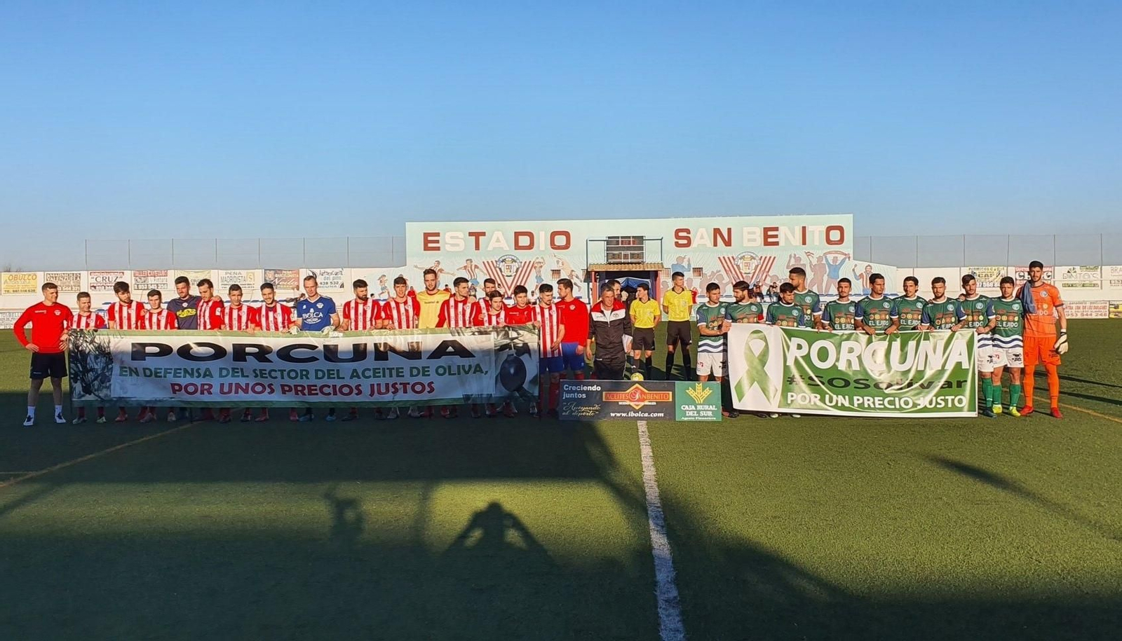 Porcuna y CD El Ejido posaron en San Benito con estas pancartas en apoyo al sector olivarero.