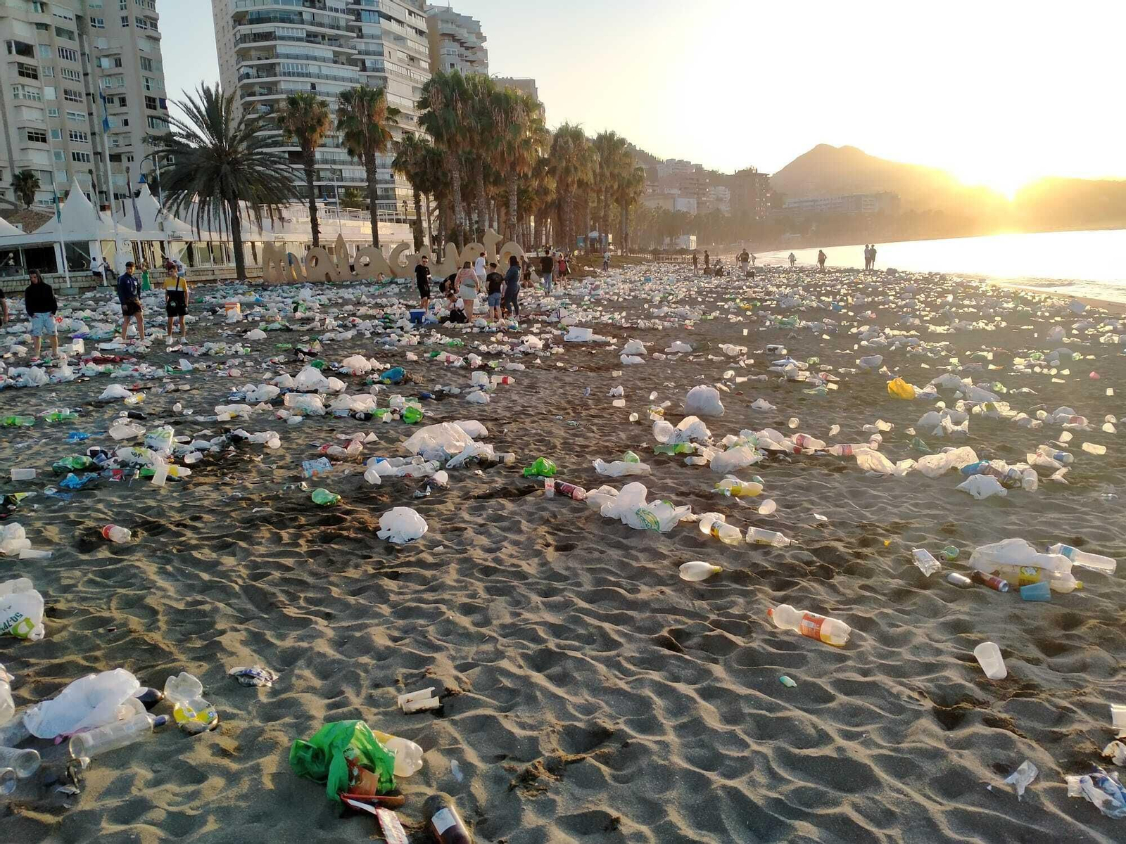 Las fotos de la basura en Playa de la Malagueta tras la Noche de San Juan