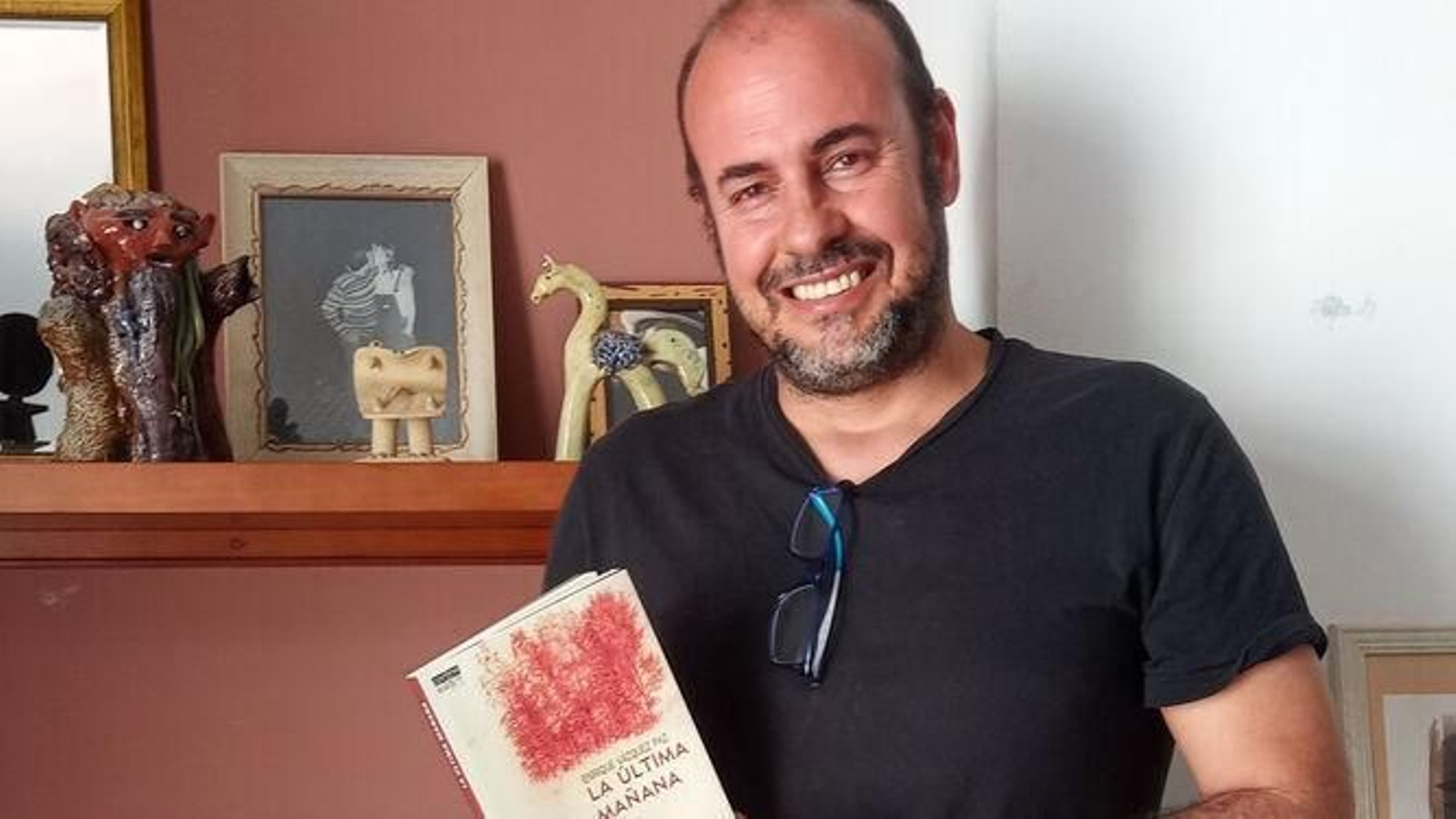 Enrique Vázquez Paz con su libro 'La última mañana'.