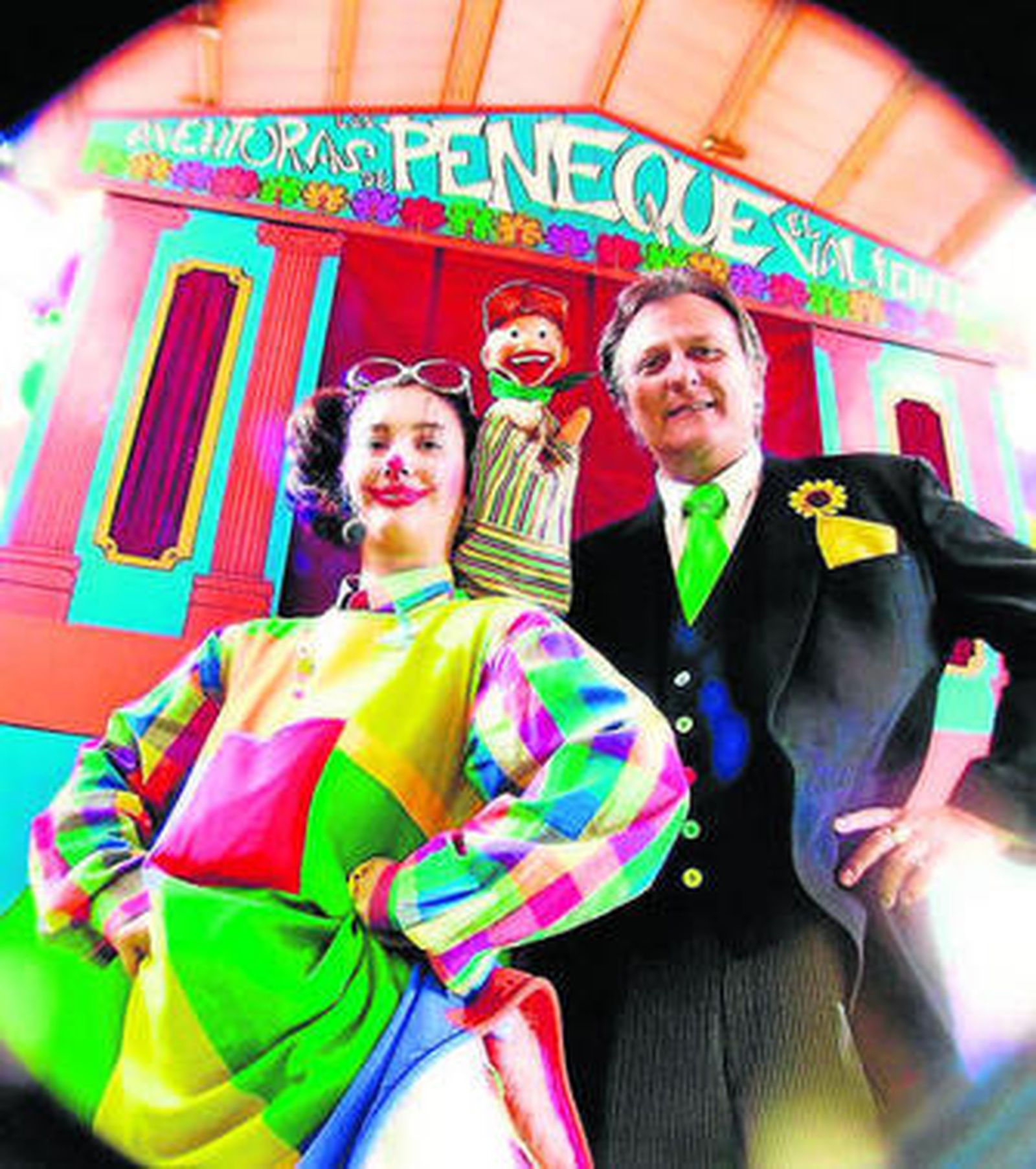 Miguel Pino sostiene a 'Peneque', en una imagen de archivo.