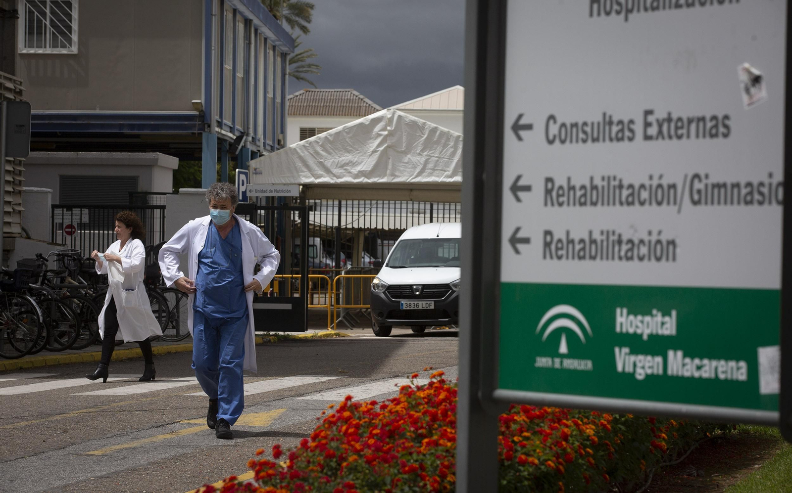 Profesionales sanitarios en los accesos del Hospital Virgen Macarena de Sevilla