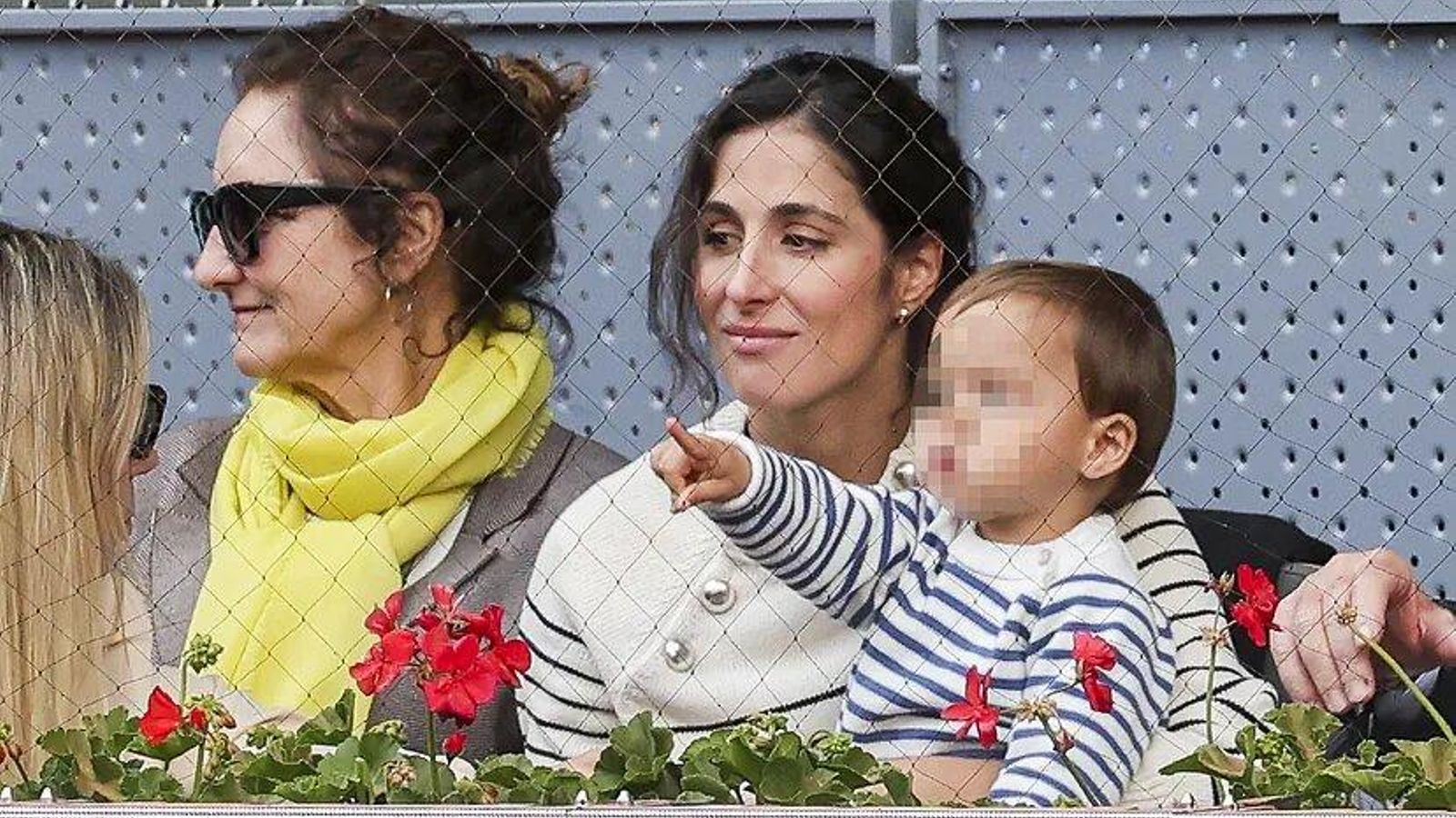 Mery Perelló y su hijo apoyan a su padre desde uno de los placos de la Caja Mágica de Madrid.