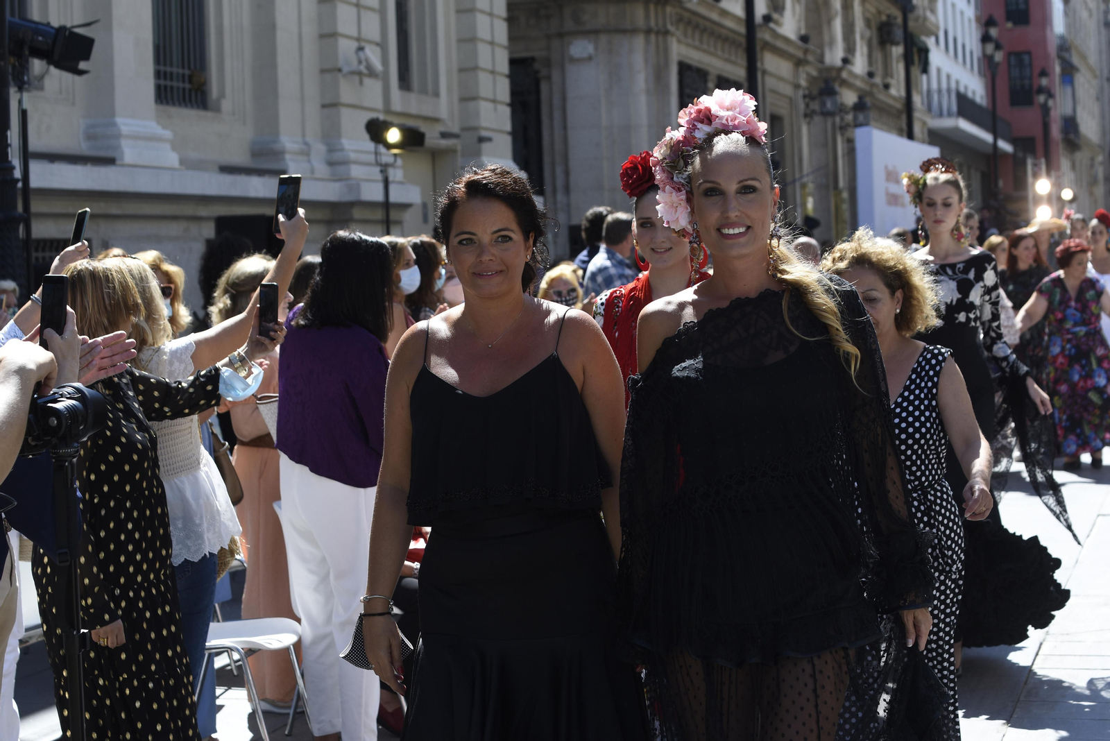 El desfile de moda flamenca de la Avenida de la Constitución, en imágenes
