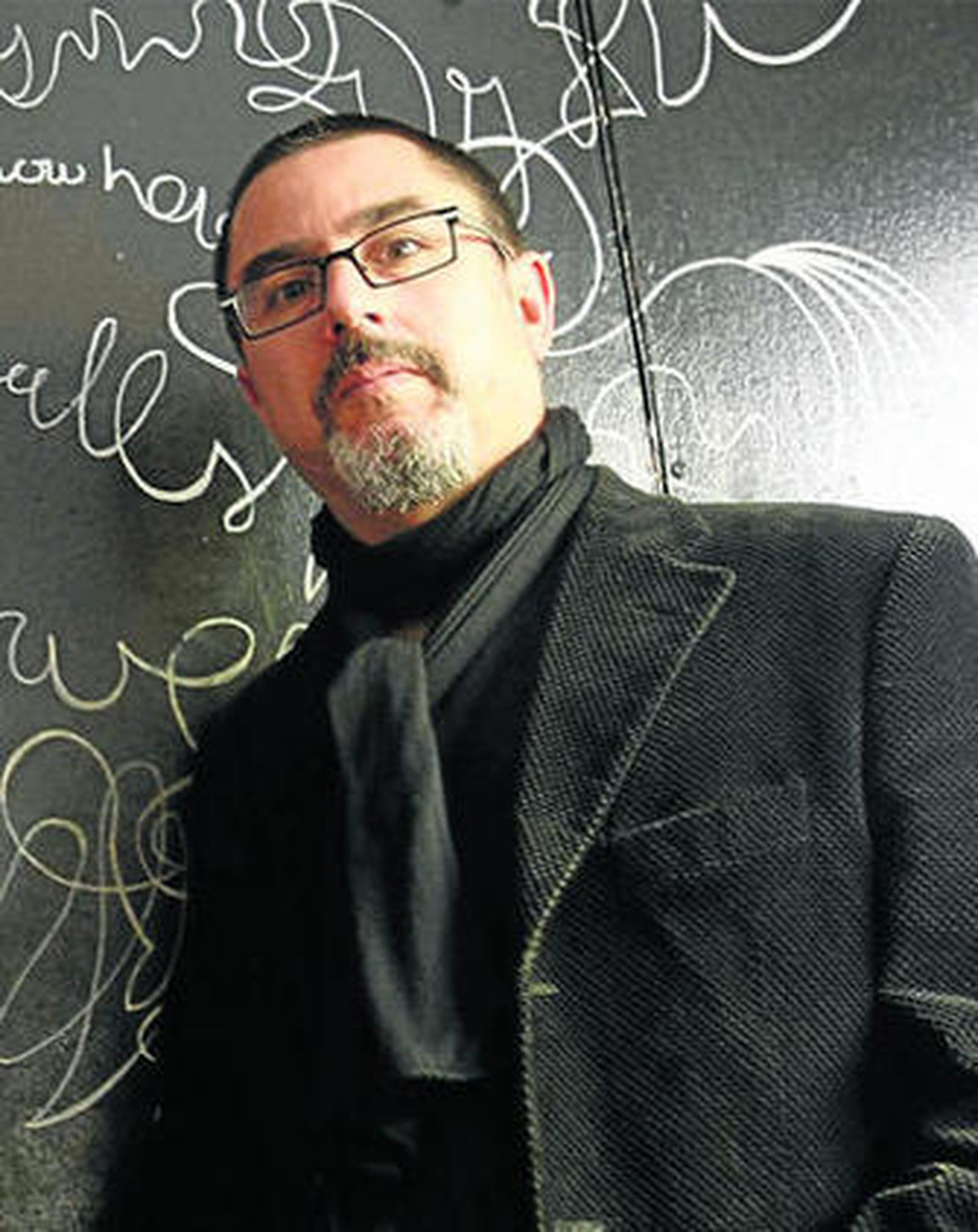 Benítez Ariza plasma en su última novela una estampa de los años de la Transición en Cádiz.