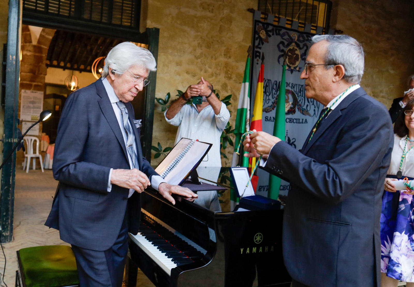El presidente de la Academia Santa Cecilia, Luis Garrido, durante la imposición de la medalla a Manuel Alejandro.