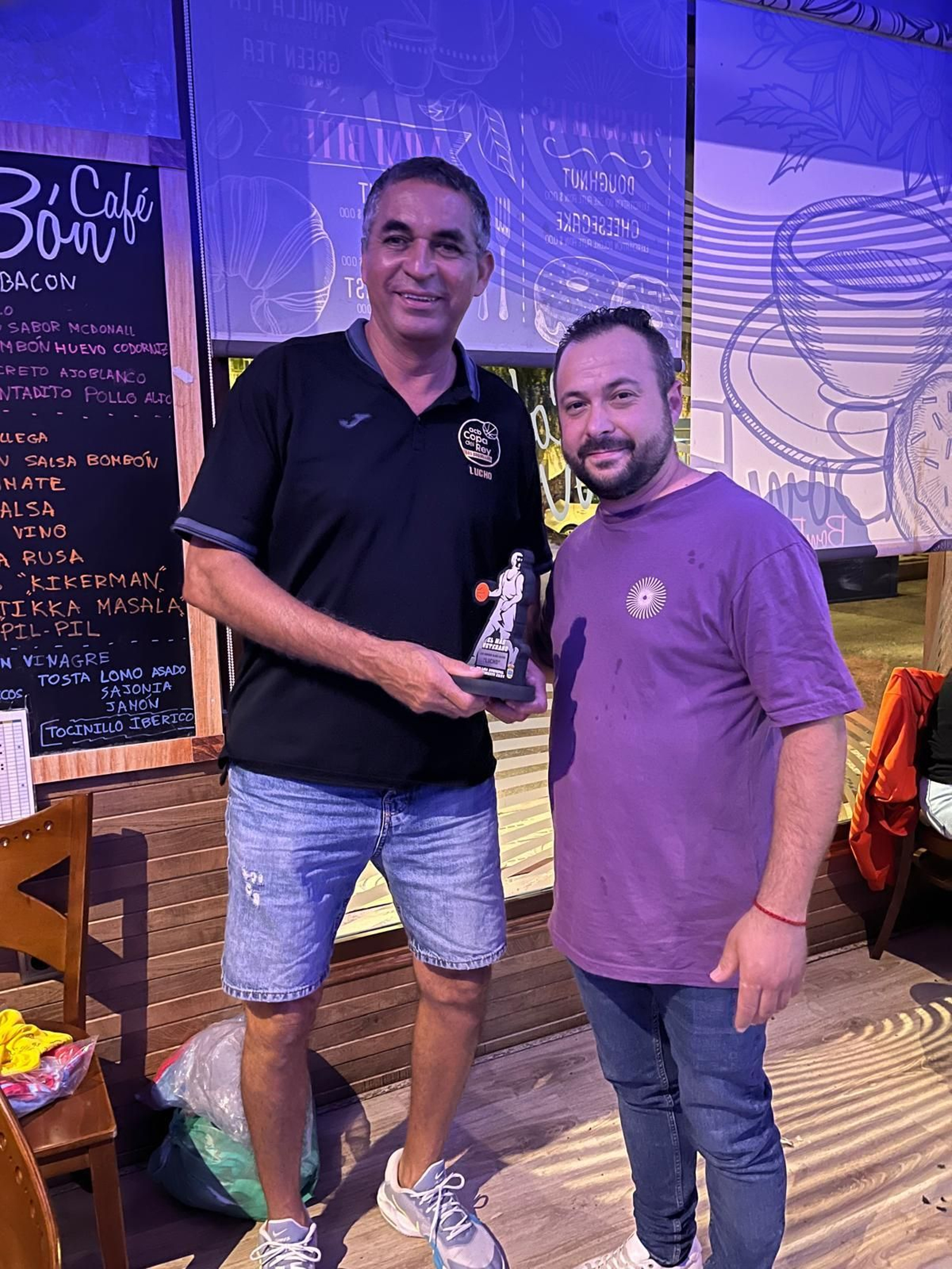 Uno de los jugadores participantes en la competición recibe su trofeo durante la entrega de premios.