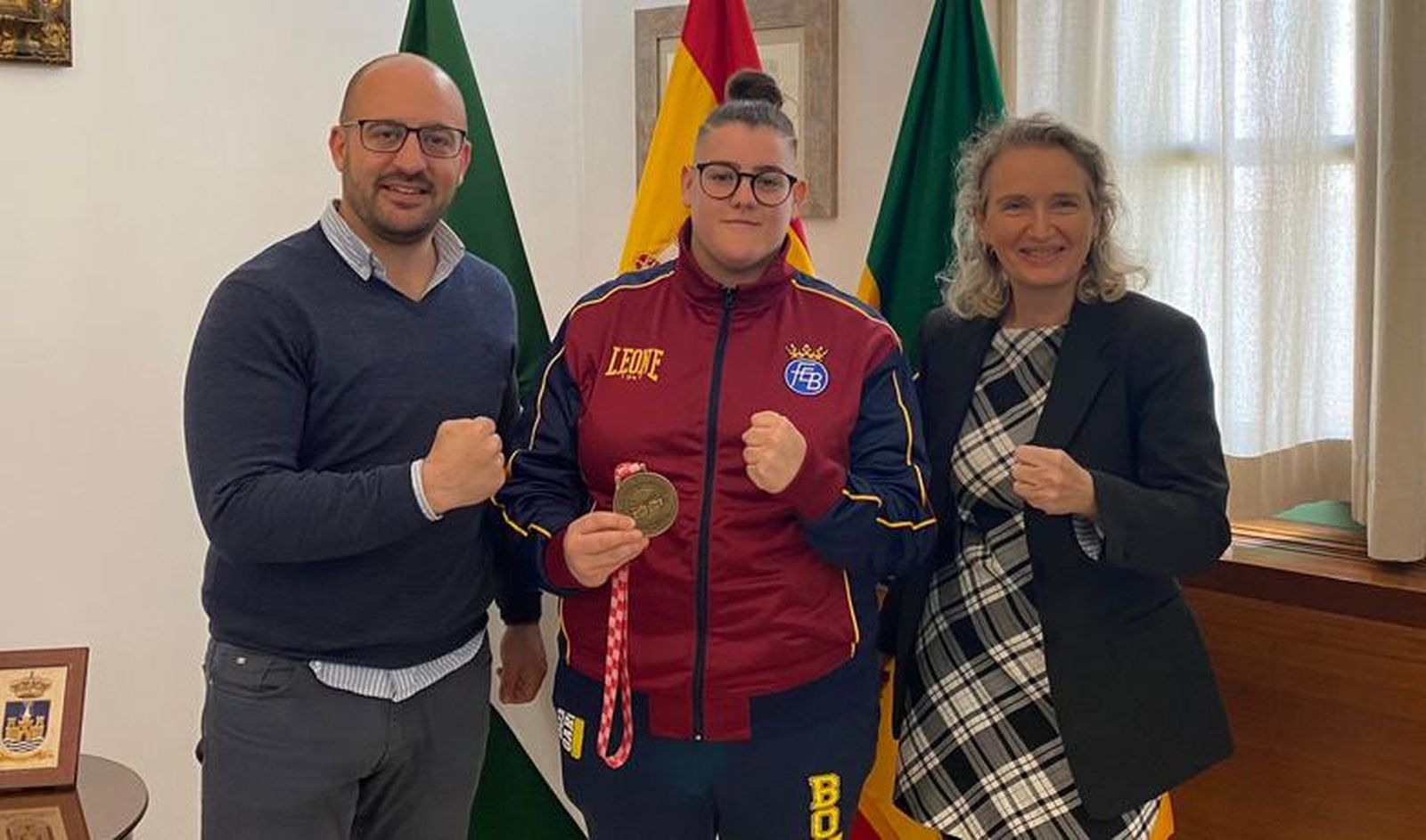 La joven boxeadora Zaira García Garay, con el alcalde y la edil de Deportes.