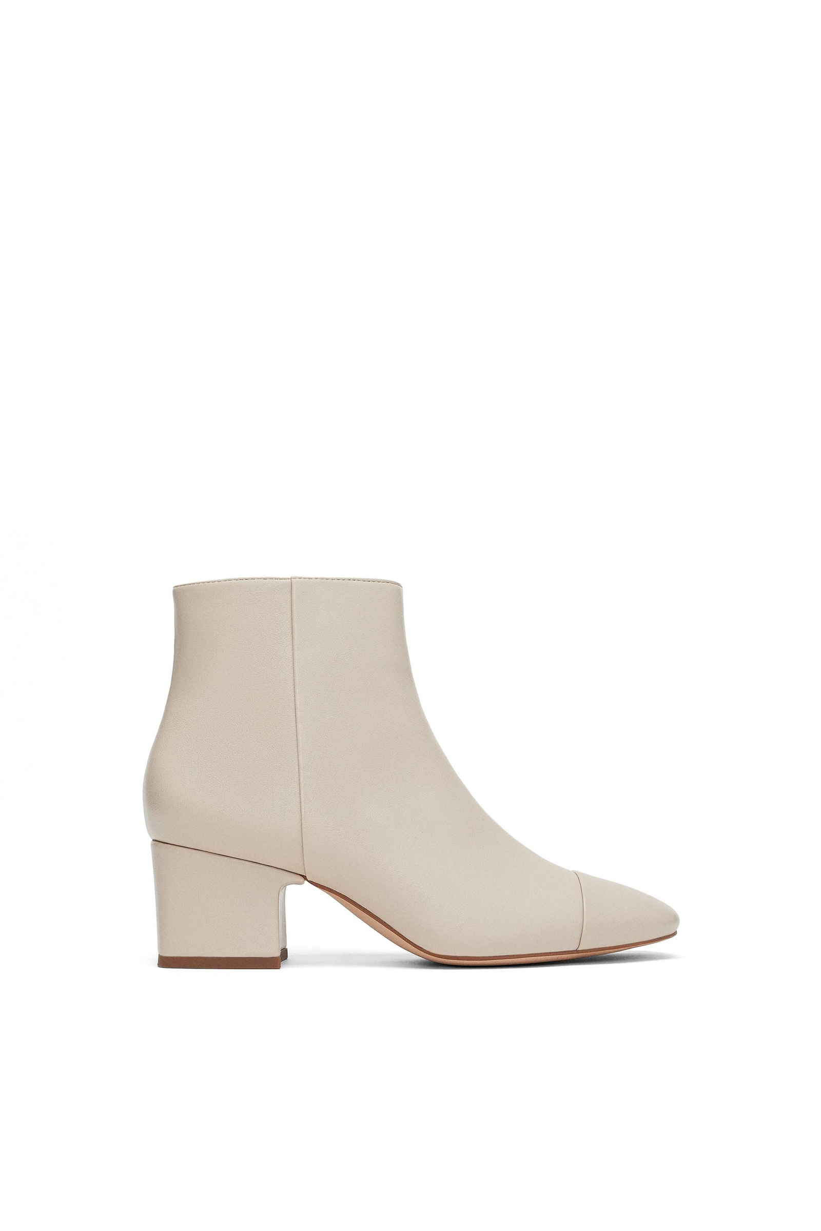 Botines al tobillo: en color crema y con un aire retro. De Zara. Los mejores zapatos de tendencia esta temporada