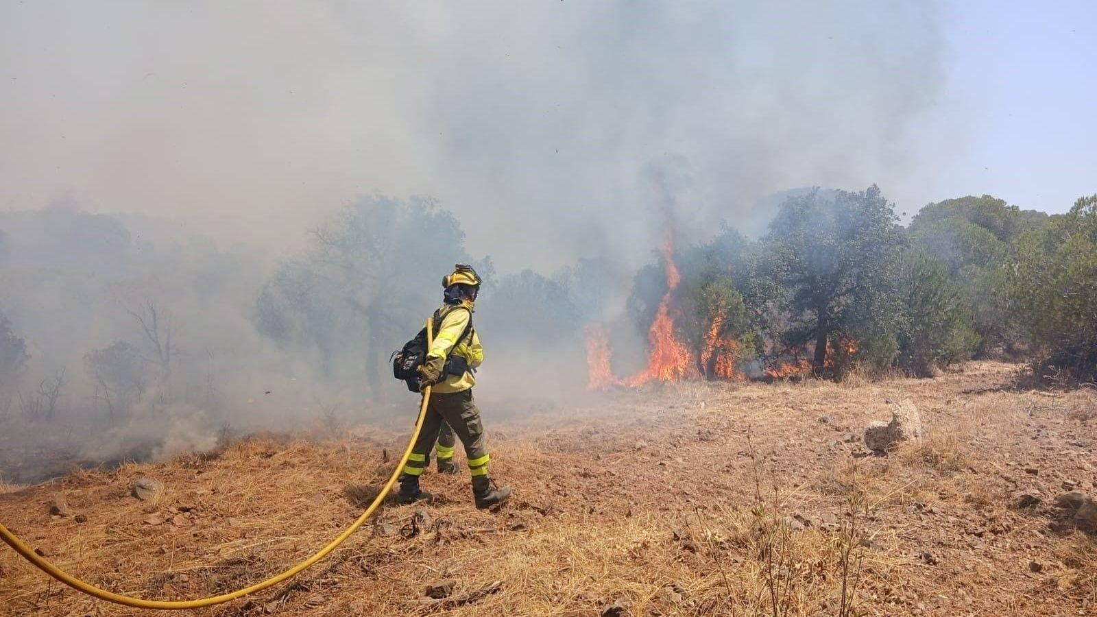 Un agente del Infoca trabajando en el incendio de Villablanca en Huelva..