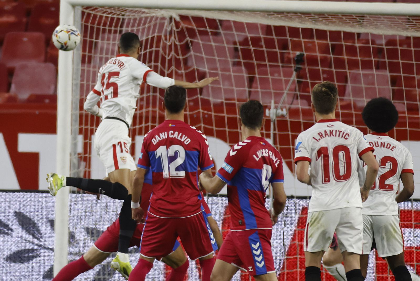 En-Nesyri cabecea el primer gol sevillista.