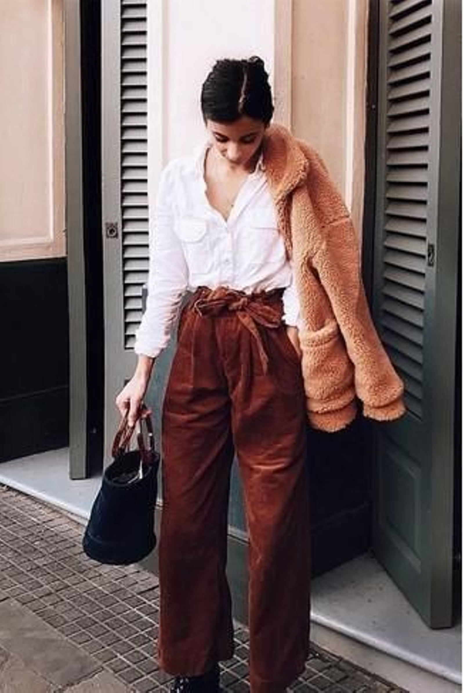 Look con pantalones de pana, blusa y cazadora de borreguito.