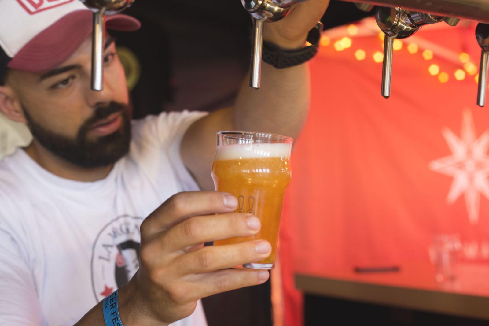 Uno de los participantes en el Granada Beer Festival.