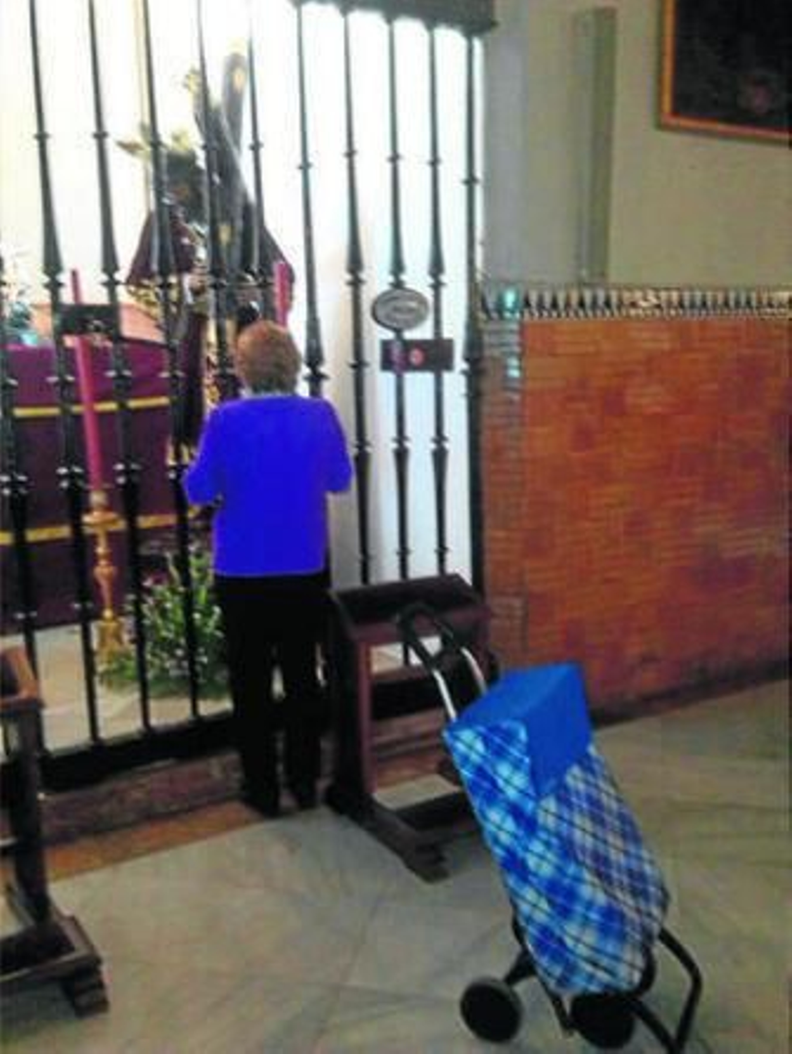 Una mujer visita una mañana al Señor de Pasión.