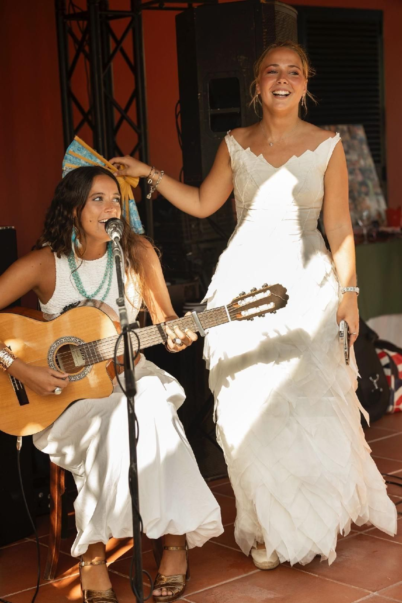 La anfitriona, Manuela Cascajosa, con Inés Benjumea durante su actuación musical en el festejo.