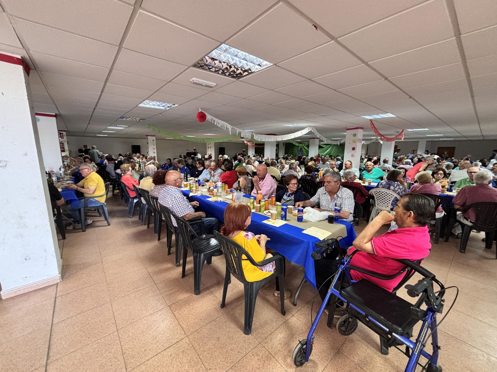 Momento de la comida de los pensionstas de Pulpí