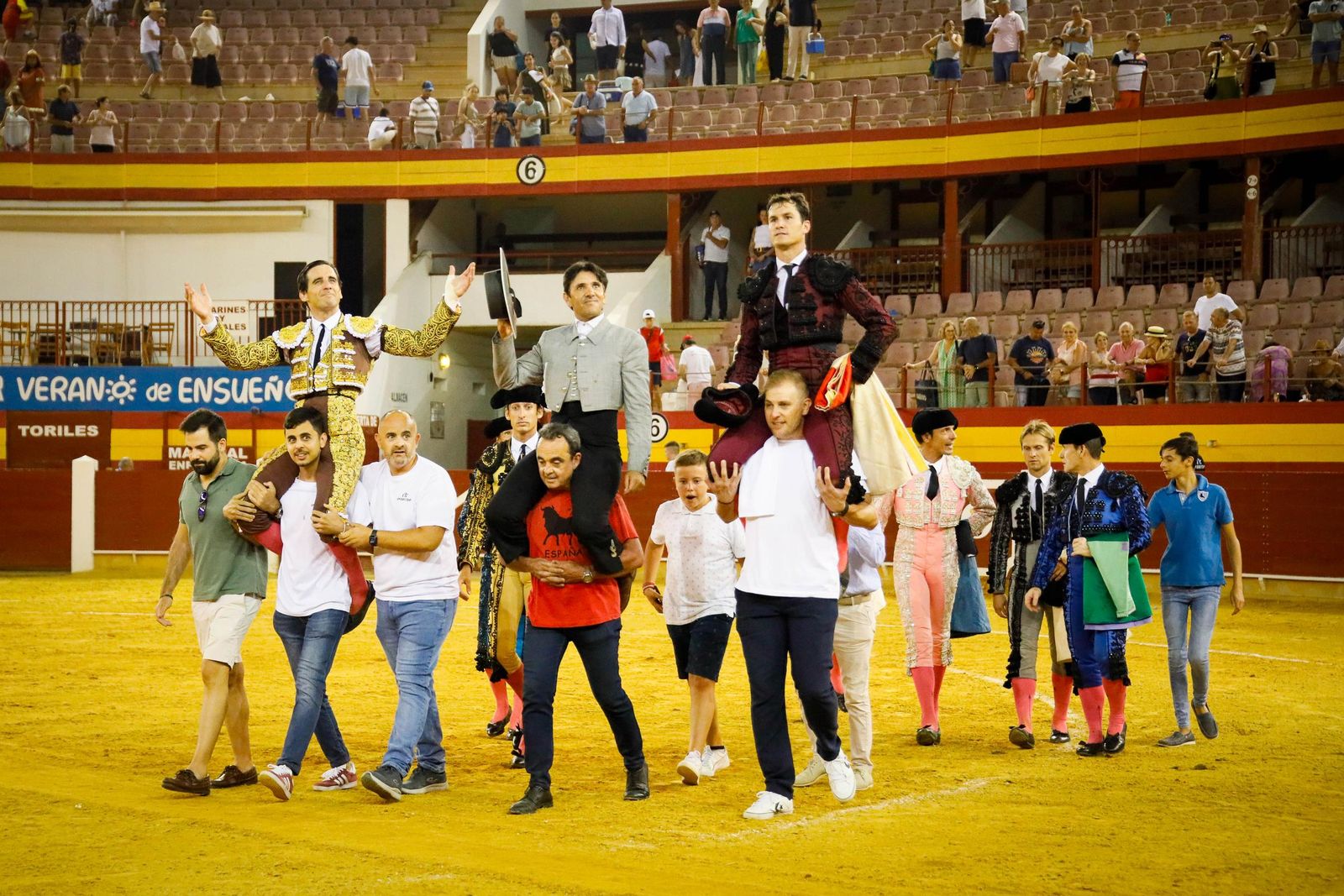 La corrida se saldó con una triple salida por la Puerta Grande.