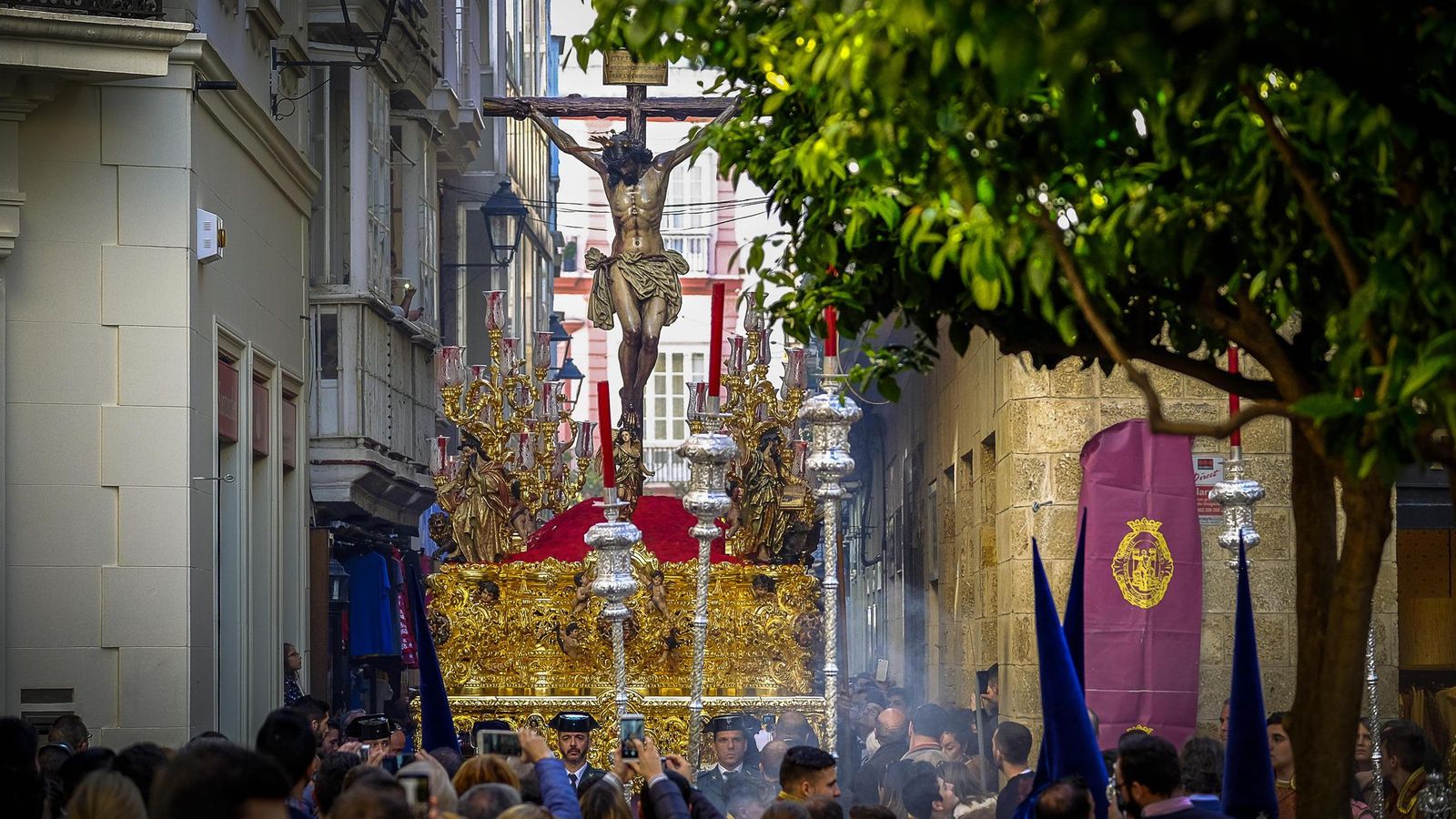 El paso del Cristo de la Misericordia llega El Palillero por Columela.