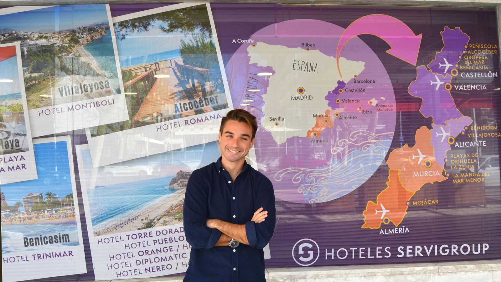 Alejandro Benito, ante un mural con fotografías de los hoteles del grupo ‘Servigroup’.