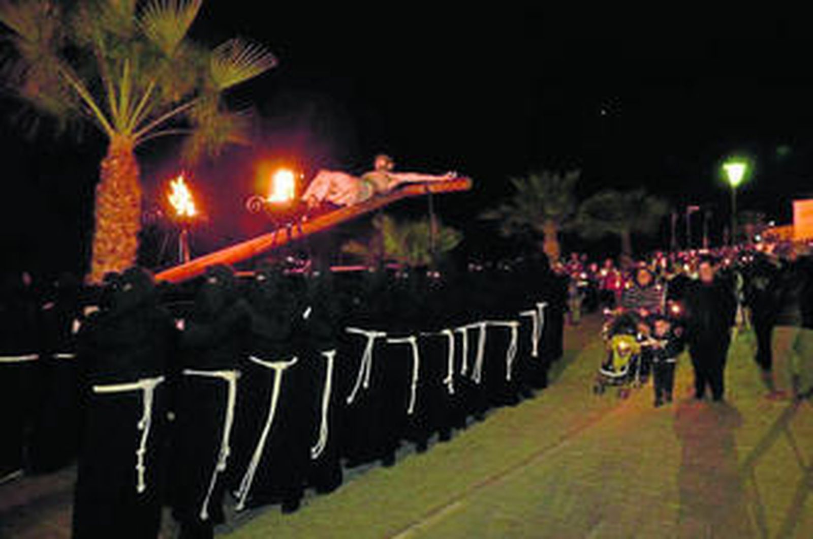 El Cristo portado por una treintena de costaleros.