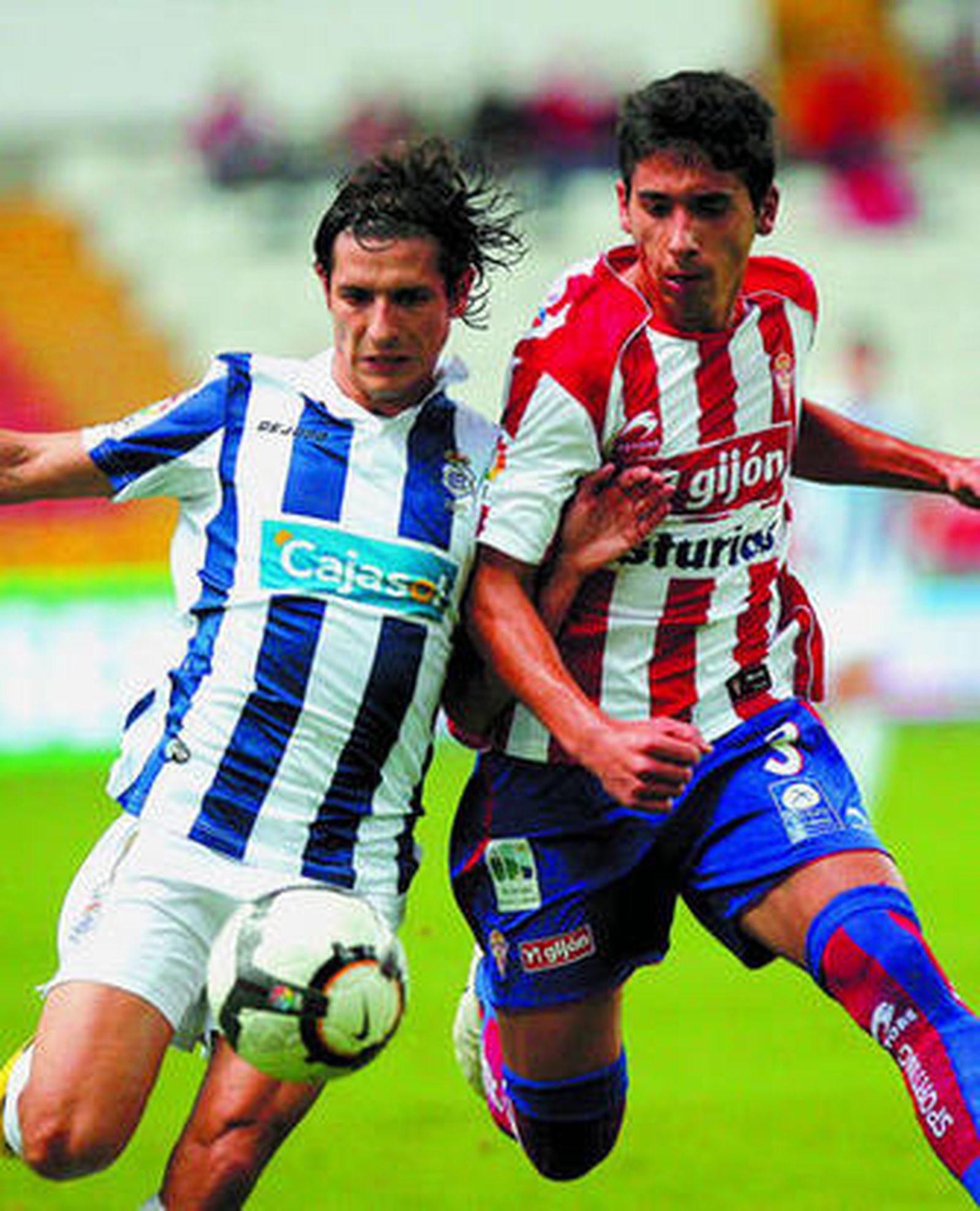 Pablo Sánchez y José Ángel disputan el balón.